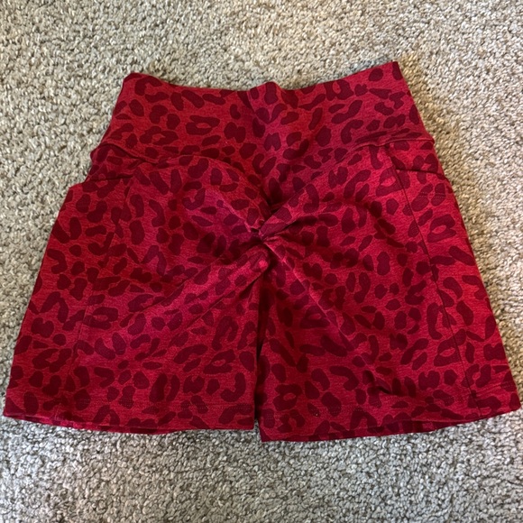 Bombshell Sportswear Red Leopard curve short - Picture 2 of 3
